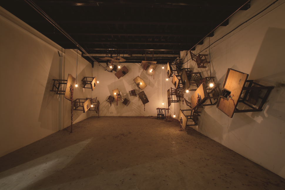 课堂作业,鞭炮制作台、儿童凳子、鞭炮、电灯,600x800x400cm,2011.png 课堂作业,鞭炮制作台、儿童凳子、鞭炮、电灯,600x800x400cm,2011.png